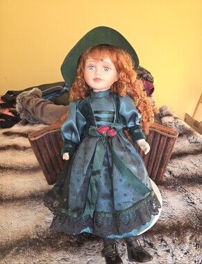 Green Vintage-Style Porcelain Doll Anne Of Green Gables in Green Dress